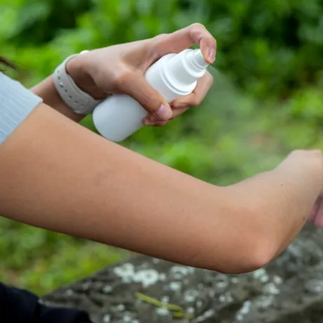 Spray-ul de casă natural care alungă țânțarii. Rețeta pe care o poți face în doar 5 minute