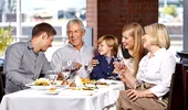 Tu și copilul sunteți invitați la masă la familia noului tău prieten? 3 sfaturi să transformi întâlnirea într-un succes