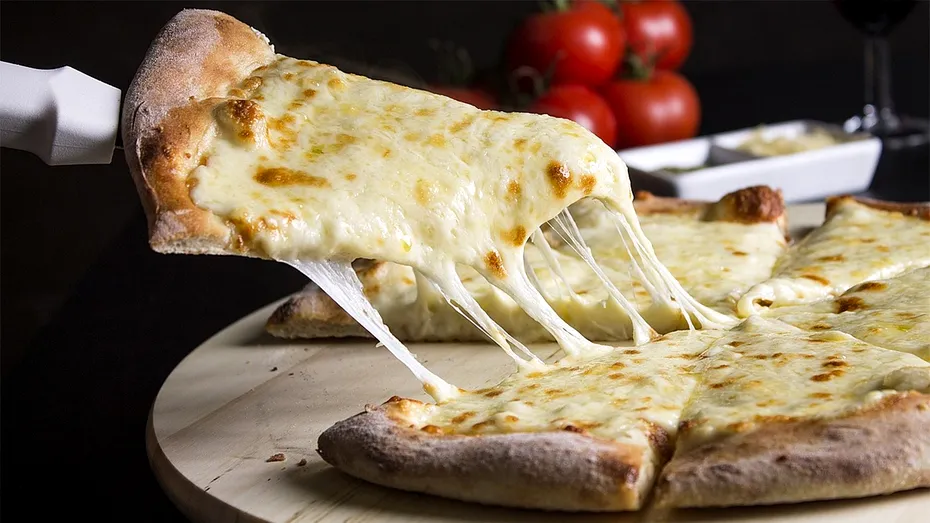 Cum să faci pizza din doar două ingrediente. Te costă doar 6 lei