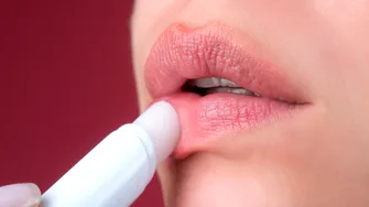 Cum să îți mărești buzele în mod natural cu un amestec simplu. Nu trebuie să apelezi la medicul estetician