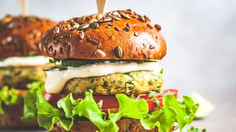 Burger de pui mai gustos decât la fast food. Iese suculent și aromat! Nu ai nevoie de multe ingrediente
