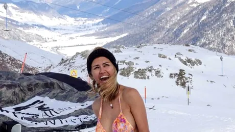 A făcut furori pe schiuri! Un model rus super sexy s-a etalat în costum de baie