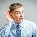 De ce te enervează atât de tare oamenii care vorbesc foarte încet? Ce spune psihologia despre această reacție