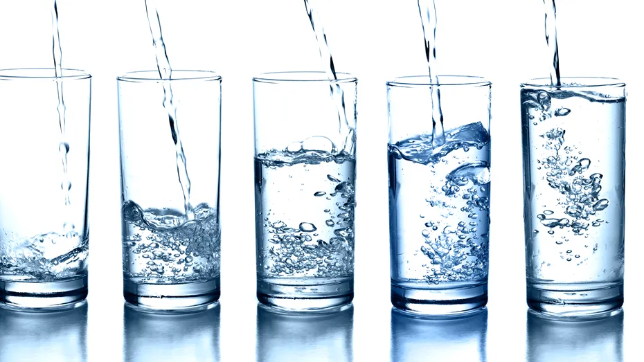 5 trucuri pentru a bea mai multă apă