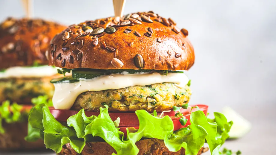 Burger de pui mai gustos decât la fast food. Iese suculent și aromat! Nu ai nevoie de multe ingrediente
