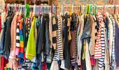 Cum să economisești spațiu în dulap. Metoda care reduce la jumătate volumul hainelor de iarnă