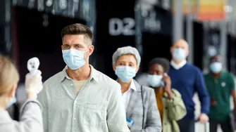 COVID-19 revine în 2026! Simptomul intens pe care medicii îl observă tot mai des: „Ca și cum ar avea lame de ras în gât”
