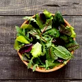 Ce să pui lângă salată să rămână proaspătă mai mult timp