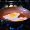 Ai făcut ouă prăjite toată viața greșit? Trucul unui chef schimbă complet modul de preparare