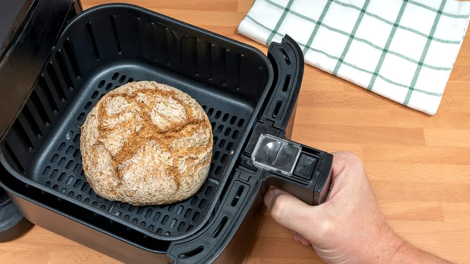 Cum să faci pâine în airfryer. Rețetă simplă și rapidă pentru o pâine pufoasă cu crustă aurie