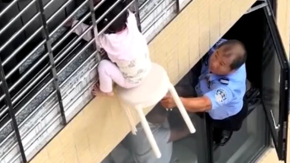 Momentul în care o fetiță de 3 ani este salvată de la etajul 12, după ce a rămas suspendată în gol. Cum au reușit vecinii să o salveze? VIDEO