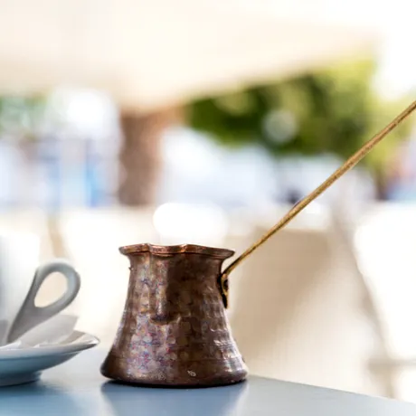 Cafeaua grecească autentică: secretul gustului intens și al spumei perfecte. Cum se prepară Ellinikos Kafes / VIDEO
