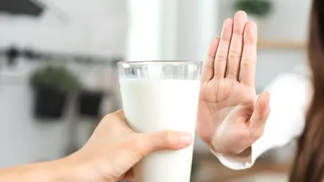 Semne că ai intoleranță la lactoză – cum recunoști că lactatele nu-ți fac bine