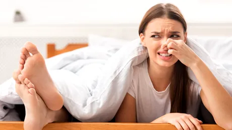 Îți transpiră picioarele și miros urât? Iată ce trebuie să faci!