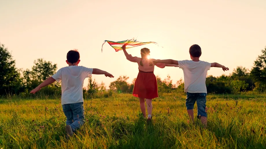 Calendarul alocațiilor pentru copii în octombrie 2025. Când intră banii pe card