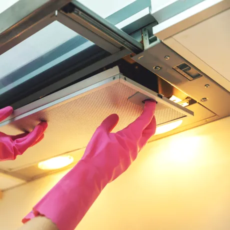 Cât de des trebuie schimbat filtrul de carbon la hotă și de ce e esențial pentru aerul din bucătărie