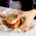 De ce nu e bine să împachetezi sandwich-urile în folie de aluminiu. Obiceiul care îți pune în pericol sănătatea