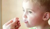 Ingredientul simplu care poate calma tusea nocturnă la copii. Este la fel de eficient ca siropurile de tuse din farmacii