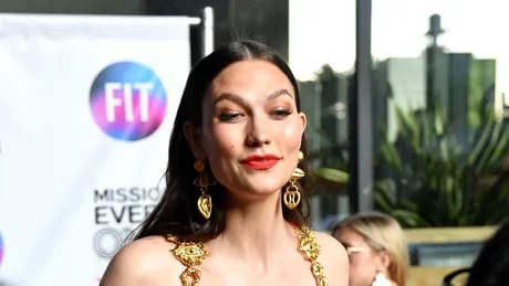 Karlie Kloss, însărcinată. Cum a ascuns burtica de gravidă la un eveniment monden