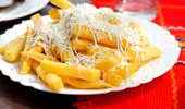 Combinația fatală: cartofi prăjiți cu brânză rasă – buni, dar răi. Câte calorii are această „delicatesă” și ce efect are asupra vaselor de sânge?