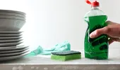 Ce se mai poate face cu detergentul de vase. Trucuri utile pentru curățenia din casă