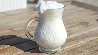 Băutura care te hidratează mai bine decât apa. Cum să faci ayran acasă din trei ingrediente