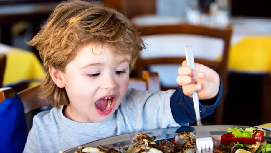 De ce copiii refuză mâncarea: nu e moft, ci un mecanism biologic