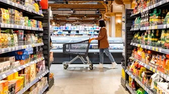 Val de scumpiri la alimente. Creșterea prețului carburantului se resimte deja în coșul zilnic! Cât vor plăti românii?