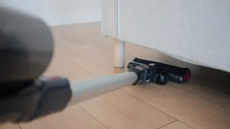 Cum să cureți eficient spațiul de sub canapea fără să o muți din loc