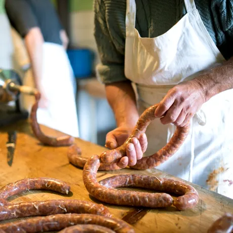 Secretele cârnaților afumați de Crăciun. Vor avea un gust autentic