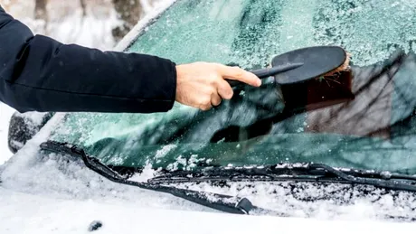 Șoferii trebuie să știe asta! Cele mai sigure și rapide metode de a scăpa de gheața de pe parbriz iarna