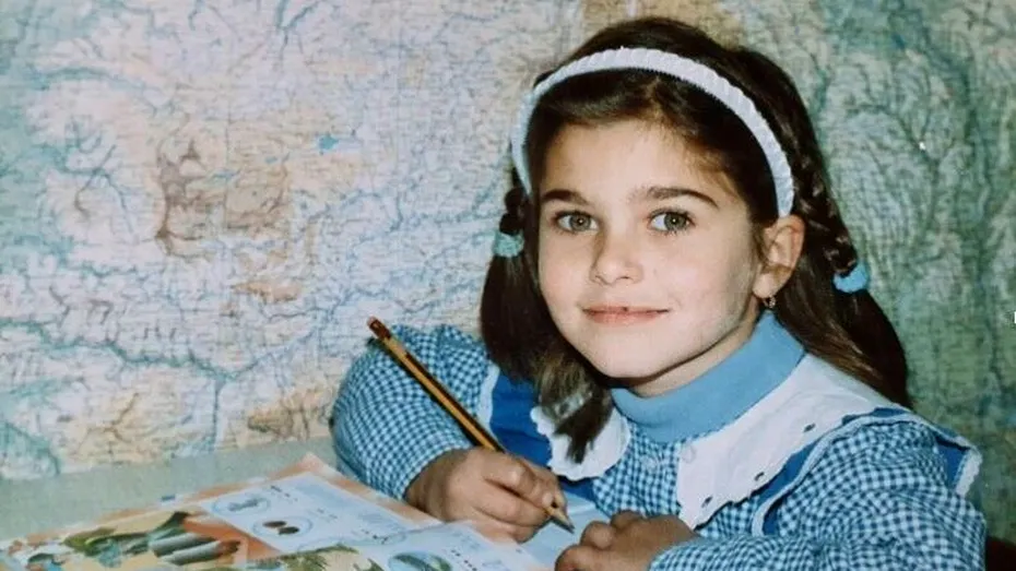 O recunoști pe fetița cu ochii verzi din fotografia aceasta? Astăzi este una dintre cele mai iubite artiste din România