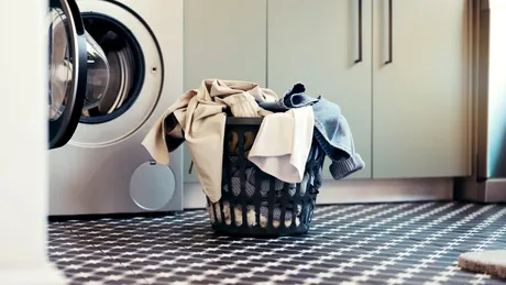 Când se spală după Crăciun. Zilele în care ai voie să bagi din nou hainele la mașină