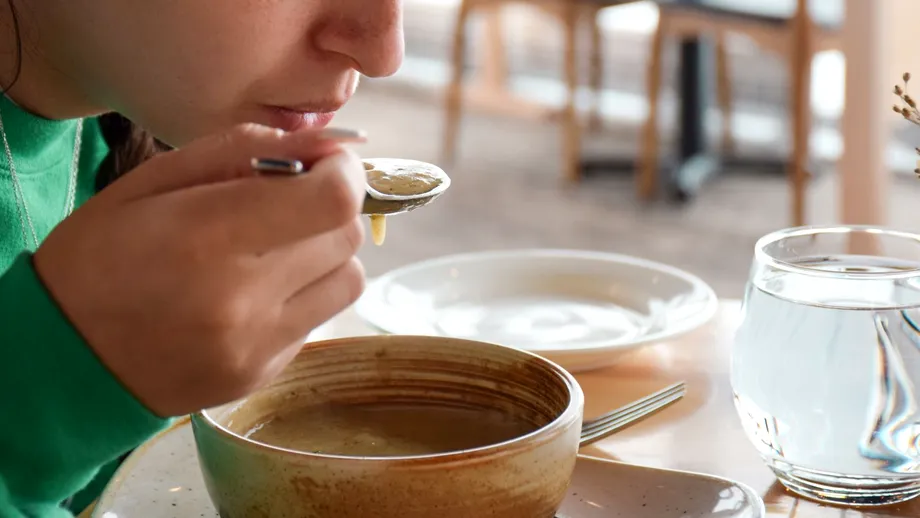 Ce să mănânci ca să nu mai ai nasul înfundat. Alimentul considerat leac pentru răceală și gripă