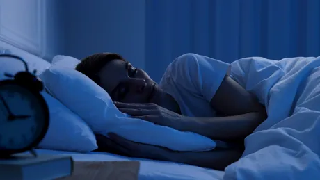 Pe ce parte e mai bine să dormi pentru un creier sănătos? Află ce spun cercetările