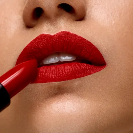 Trucul pentru ca rujul să reziste o zi întreagă pe buze. Nu e nevoie de retuș