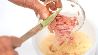 Omletă franțuzească rulată cu Șuncă Praga Matache Măcelaru’, brânză maturată și ierburi fine