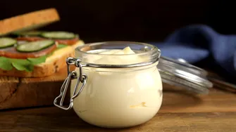 Maioneză de post din avocado, fără ouă! Se prepară rapid și e extrem de gustoasă