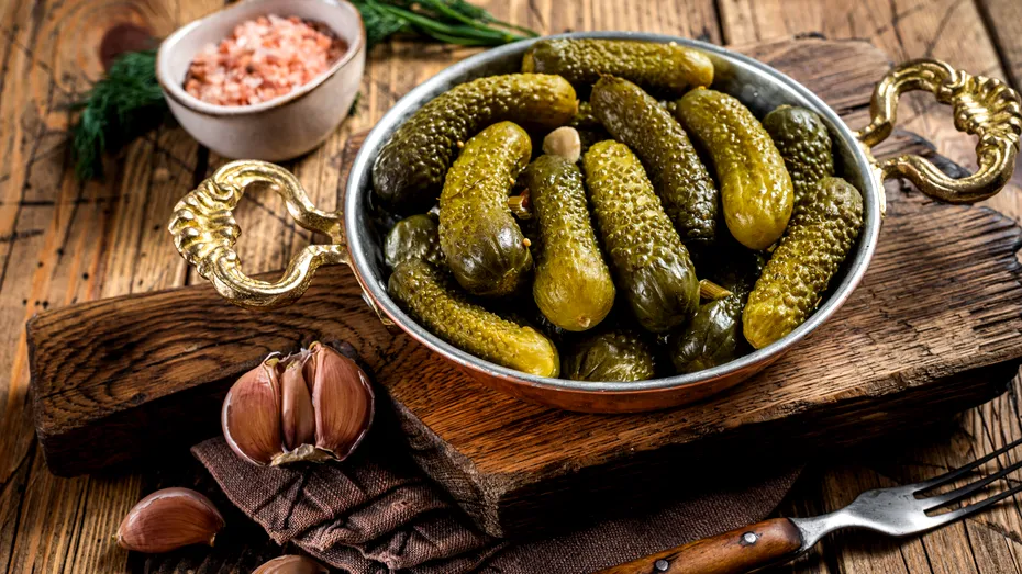 Pericole ascunse în murăturile de casă! Bacteria care se poate dezvolta și poate produce o toxină mortală