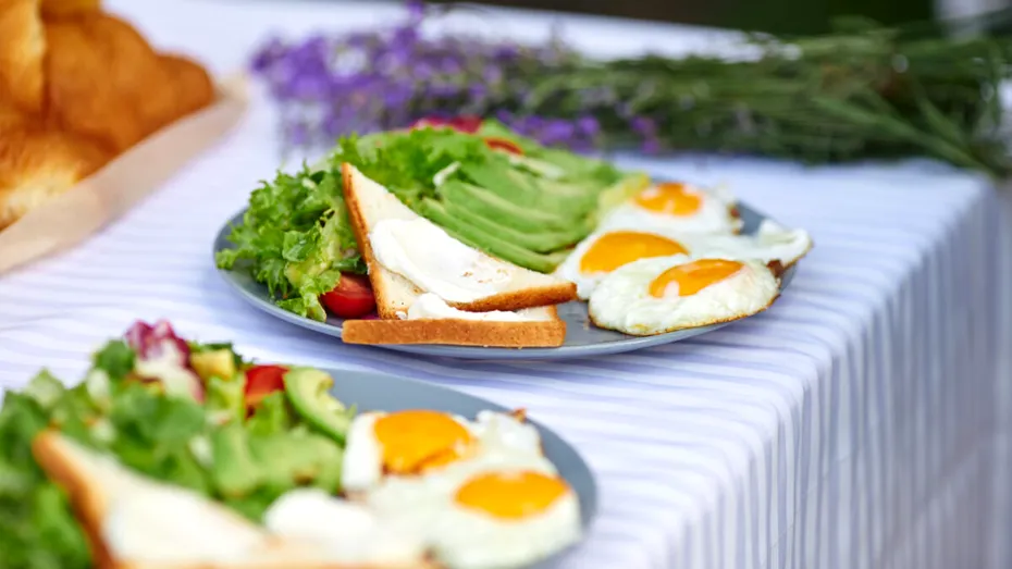 5 idei de mic dejun pentru a preveni astenia de primavară