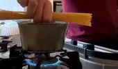 Ce faci dacă nu încap spaghetele în oală. Micul truc pe care orice italian îl știe