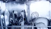 Mașina de spălat vase nu mai curăță farfuriile ca înainte? Iată cum rezolvi problema în 5 minute
