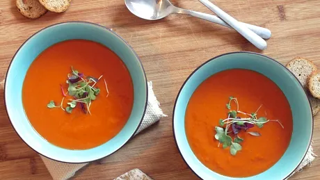 Supa cremă de ardei roșu cu smântână – rețetă delicioasă ce te face să uiți de frig