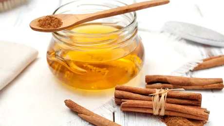 Dieta cu miere și scorțișoară. Rețeta pentru licoarea cu care înlocuiești zahărul rafinat din alimentație