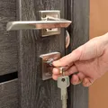 Ai uitat cheia în casă? Ce soluții ai la îndemână și ce greșeli trebuie să eviți când rămâi pe dinafară