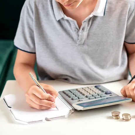 Alocații luna octombrie 2025. Când se vor vira banii pentru elevi și indemnizațiile pentru mame