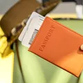 De ce își învelesc unii turiști pașapoartele în folie de aluminiu înainte de aeroport?