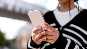 Telefonul îți distruge gâtul fără să-ți dai seama! Boala care afectează deja milioane de români / VIDEO