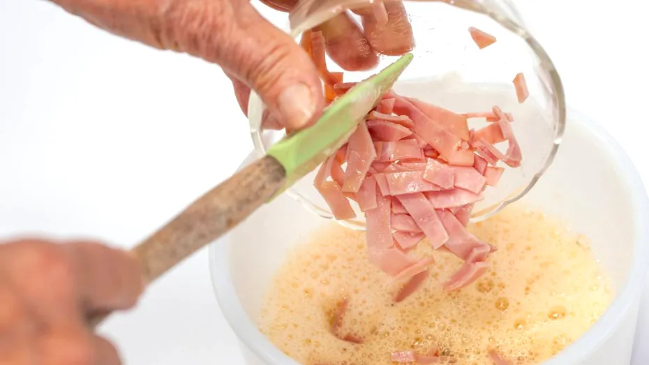 Omletă franțuzească rulată cu Șuncă Praga Matache Măcelaru’, brânză maturată și ierburi fine