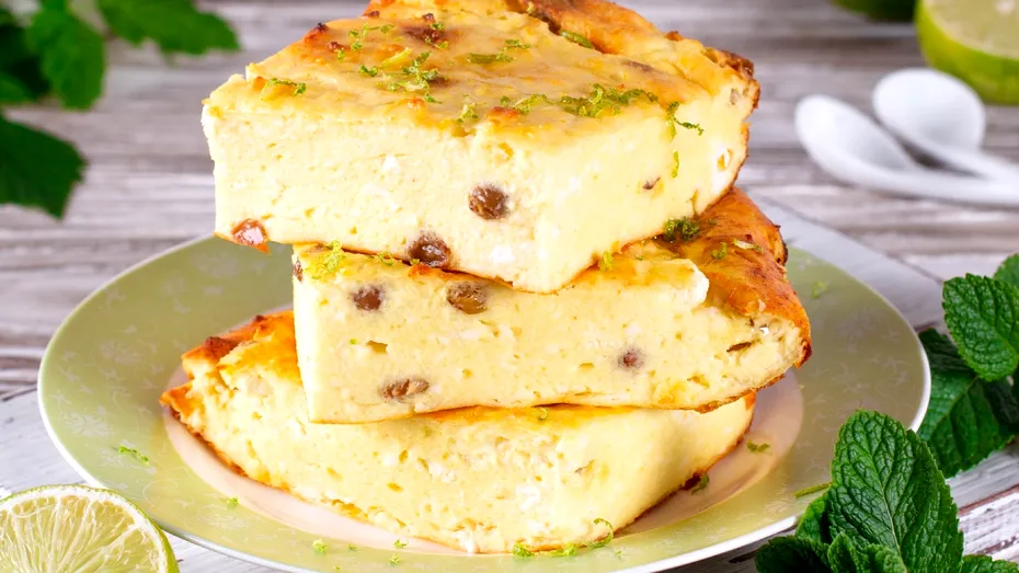 Rețetă plăcintă de brânză dulce și stafide. Desertul cu care îți impresionezi musafirii de lăsata secului